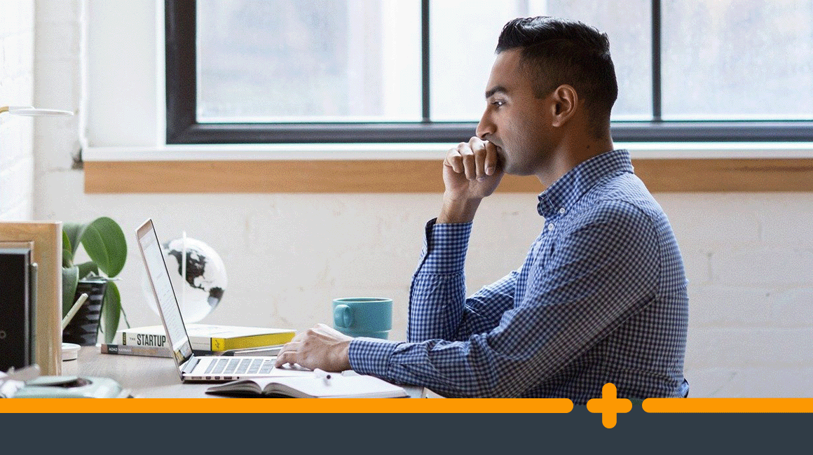 Mężczyzna pracujący przy laptopie w biurze