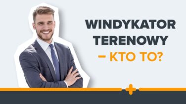 Uśmiechnięty mężczyzna w garniturze z napisem "Windykator terenowy – kto to?"