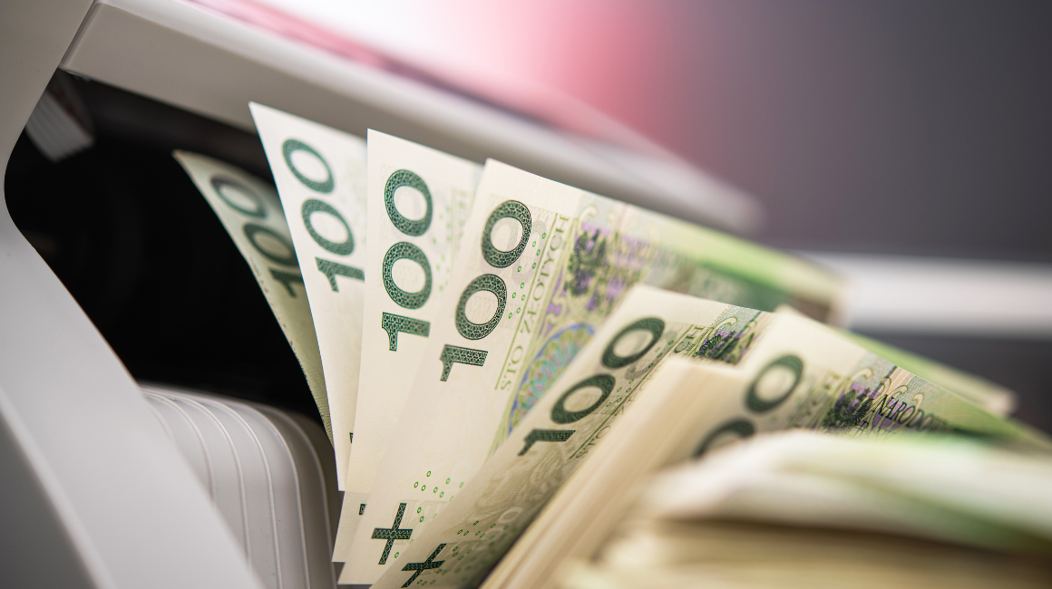 Maszyna do liczenia pieniędzy z banknotami 100 zł